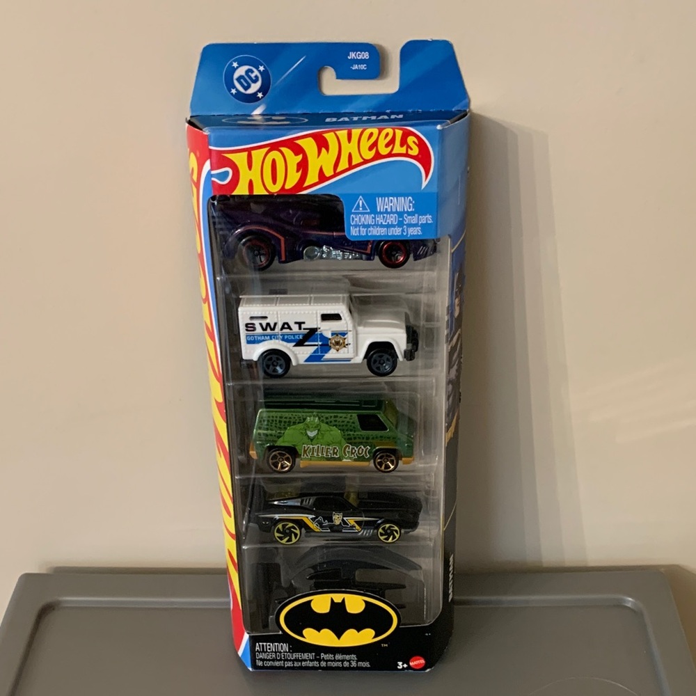 Hot Wheels Batman Toy Car Set NEW DC Batmobile 80s van plane SWAT Police
